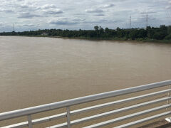 左側通行　前方ラオス　メコン川