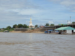 遠くに白い仏塔が見えます。

沈んでしまった仏塔を模した「プラタート ラーノーン」という寺院です。