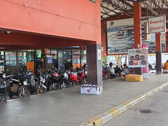 慌ててチケット売り場を探す。