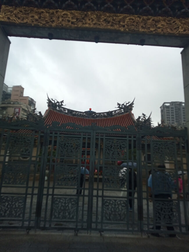 小雨の龍山寺。。。<br /><br /><br />そういえば帰り道、付近で集団で写真を撮っている女子が、。。。<br />日本人の修学旅行かと思ったけど、地下アイドル感あった。。。