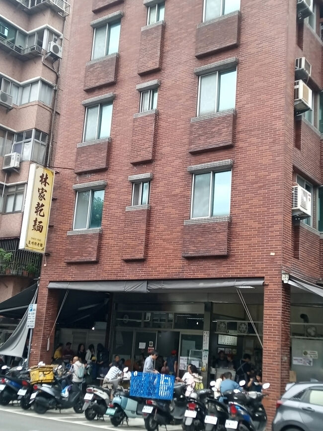 店を出ても行列は5組くらい。。。<br />あ、時刻は12時半ごろ。。。<br /><br /><br />林家乾麺