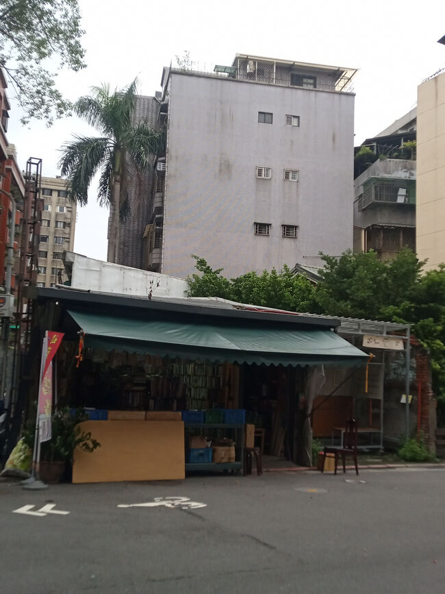 道の反対側の予定と違う古本屋発見。。。