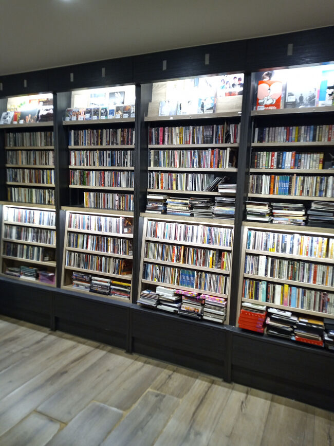 ちなみに写真には写っていないけど、左端にカゴにCD詰めたディガーがいます。。。<br /><br /><br /><br />茉莉二手書店 影音館