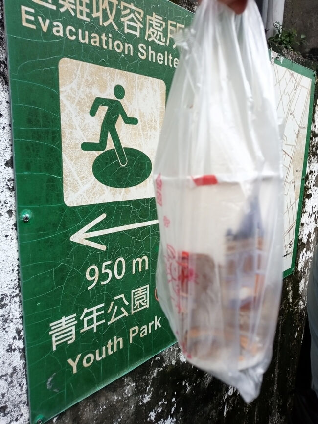 そしてレモンジュースを買ってから<br />ソーセージ屋の行列に並ぶ。。。