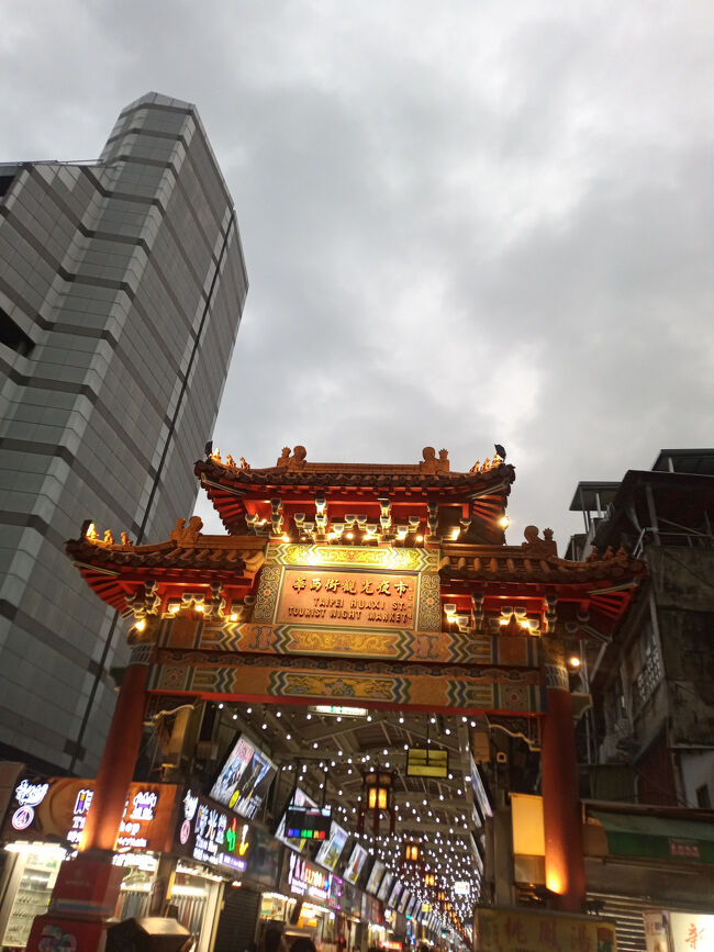 ここをくぐってしばらく歩いて左に入ると宿だけど、