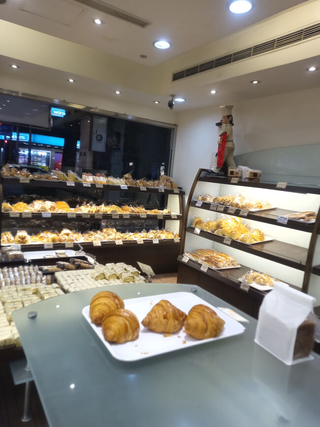 左に曲がった方には事前情報では焼き餃子を出す店が2店あったり、パン屋がたくさんあったり店が多かった。。。