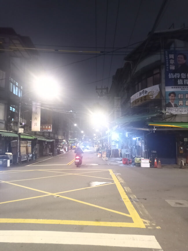 近くを散策するけど、市場地帯気味の20時ごろは店はほとんど閉まっている。。。