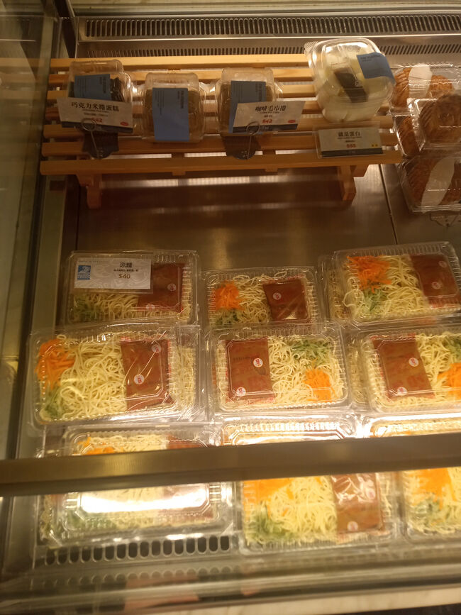 パン屋にゴマダレ麺。。。