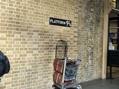 ハリーポッターの有名な写真を撮れるスポット！
かなり並んでたし私たちは並びませんでしたが、スタッフさんもいてマフラーとか貸してくれていい感じに写真撮ってもらえそうでしたよ！