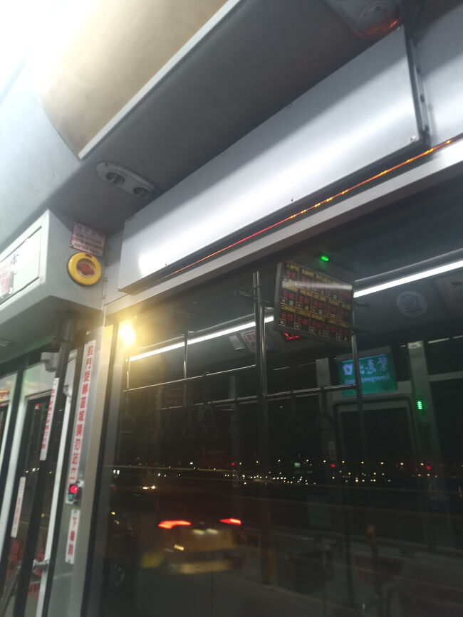 車窓。。。<br />たぶん川を撮影しようとしたのであろう。。。