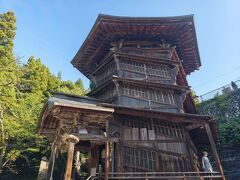 続いて、飯盛山のさざえ堂へ。らせん状に建てられています。