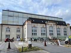 近代美術館の北にある古い建物が府立図書館で、自宅最寄りの図書館に自習スペースがなかったため中学高校時代は時々こちらを訪ねて自習していたものです。