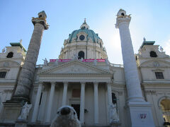 さて、本日第二の目的地はカールス教会。

1737年に神聖ローマ帝国皇帝カール六世がペスト撲滅を記念して建立したこの教会は、バロック様式建築の傑作とされ、定期的にコンサートも開催されているそうです。

ゴエモン「立派な建物だね。両側の２本の円柱が特徴的だな。」

