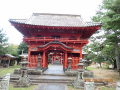 萩駅から北に500ｍほど歩くと「金谷天満宮（金谷神社）」と「大木戸」があります。朱色が目立つ金谷神社楼門です。