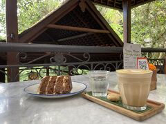 カフェ　カサ・ルナにて、カフェラテとキャロットケーキをいただきました。