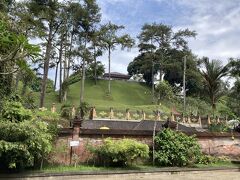 この日は、念願のティルタ・ウンプル寺院に行ってきました！
行きは、節約のためGrabのバイタクに乗りました。約50,000ルピー
人生初のバイタクで緊張しましたが、安全運転でよろしくとドライバー伝え、無事事故らずに到着しました。笑
これは寺院のすぐ横にある大統領の別荘で、デヴィ夫人も宿泊されたそう（以前テレビで出てました）。