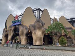 その後、近くにビンタンスーパーマーケットがあるとのことで、歩いて行ってみました。
写真は新しい建物を建設しているところで、現在は隣の仮設スペースで営業していました。
スーパーからホテルまで歩いていたところ、土砂降りに降られてしまい、靴が帰国まで乾かず湿ったままになってしまいました。