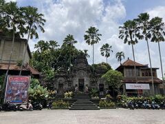 最終日、ウブド王宮近くのプリ・ルキサン美術館に来ました。
前日にTrip.comでチケットを購入、当日に買うより安いそうです。
中はウブドやバリ島に関する絵が飾られていました。