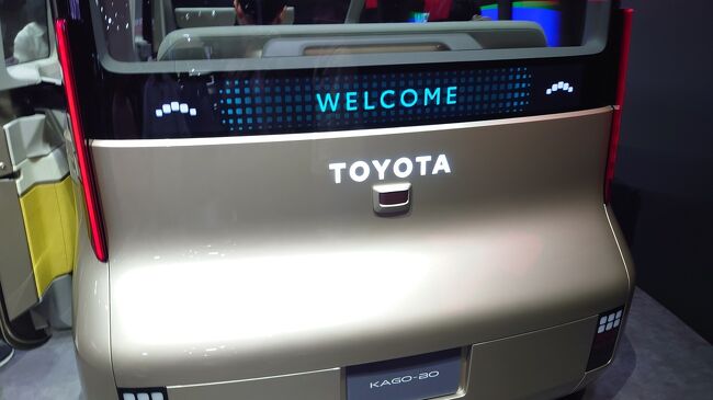 車体の後方部に言葉が映ります。