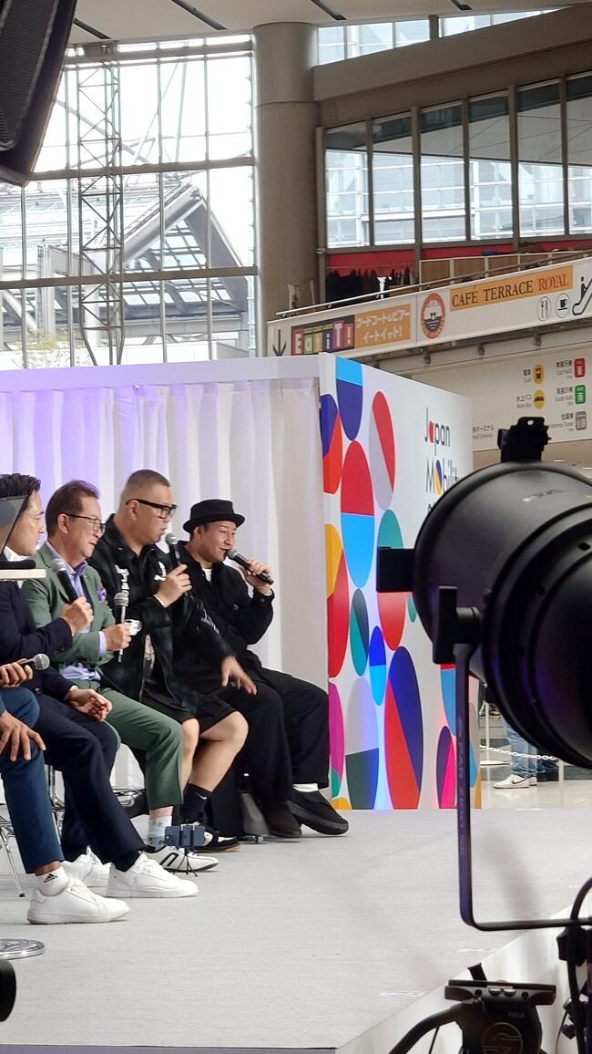 帰り際の14時前位になにやら声が聞こえたので来てみたら芸能人の方たちがトークショーをしていました。