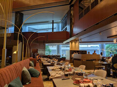 クラブフロア宿泊者はクラブラウンジで朝食がとれますが、２階のカスケイドカフェの利用も可能です。

カスケイドカフェのビュッフェ台がいつも充実していること、前夜のクラブラウンジのビュッフェ台が狭く感じたことから、私達はカスケイドカフェでの朝食を選択しました。