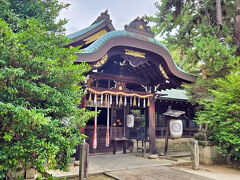 　本殿は、享保18年（1733年）に建立された、入母屋造り、唐破風向拝付きの内裏賢所御殿を宝暦５年（1755年）に下賜されたもので、戦後に焼失したものを昭和45年（1970年）に再建したものです。


　本殿参拝後、左手から摂社･末社を一周しました（いながら旅↓を参照）。

　https://inagaratabi.com/takada-takafumi-kojikiibun-3-2/#toc11