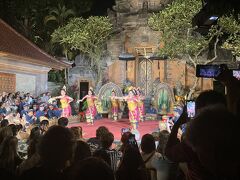 夜は、ウブド王宮にて、レゴンダンスを鑑賞しました。
ガムランの音色と、繊細な動きのダンスが印象的でした。