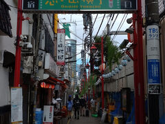 角筈ガードをくぐり、新宿西口へ。
思い出横丁を通って。