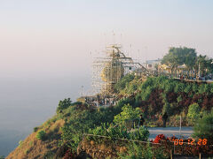 　バンコクで１泊して、空路でヤンゴンへ。
　空港では、悪名高き強制両替があり、400US$→398FECに交換する。地元のお金も必要なので、20FEC→6400Kに両替（1USD=320K）という計算。
　空港からタクシー（5FEC）で、ヤンゴン市内に向かうが、タクシードライバーのおすすめ（売り込み）により、そのままGoldenRockへ1泊のタクシーチャーター旅行（70USD）に行くことにする。約4時間のドライブでキンプーンへ。
　肝心のGolden Rockは事前情報の通り、あの黄金の岩は修理中で足場がかけられていて、かなり残念な感じ。ただ、山の上からの景色はよかった。眼下には数多くのパゴダが点在していた。
