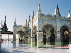 　夜行バスでマンダレーへ。4日目。
　マンダレーヒルの頂上までは裸足で階段をがんがん登り、30分ちょいかかった。銀ギラの宮殿が素敵だけど、ここから眼下に望むマンダレーの景色もすばらしい。広々とした平野にパゴダが点々と。夕日も美しく、よい景色。



