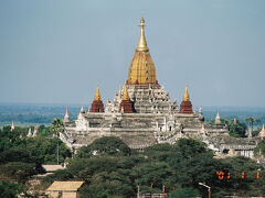 　写真は、アーナンダー寺院。
　この辺はそこいら一帯にパゴダの遺跡がたくさんあるので、適当な見晴らしのよいところに登り、アーナンダー寺院を見る。

