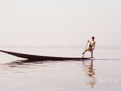 　９日目。今日はインレー湖のツアー。朝8時にホテルを出発。
　インレー湖では漁師が漁をしていたり、インダー族の人の足漕ぎ船などとすれ違う。


