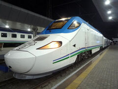 タシケント駅到着、20時過ぎなので暗い


