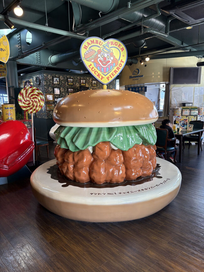 多分人気のチャイニーズチキンバーガーのオブジェというか椅子？