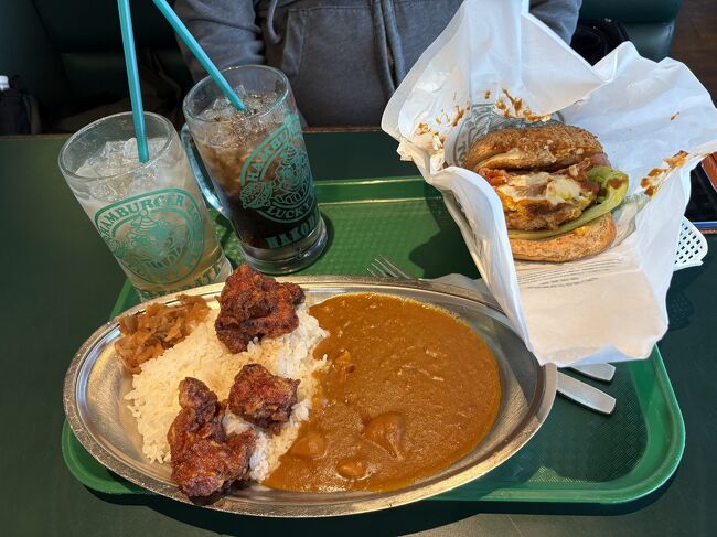 チャイニーズチキンカレーとスペシャル生ベーコンエッグバーガー。<br />後はドリンクと写ってないけどソフトクリームで2420円。<br />今のご時世を考えるとリーズナブル！そして美味しい。<br />チャイニーズチキンは何となく名前の由来がわかるような味。<br />バーガーもバランスが取れていて他のメニューも食べてみたい。