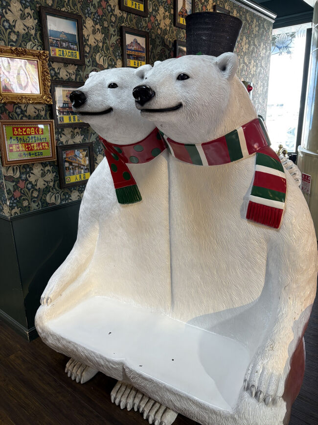 シロクマの椅子。<br />店内には物販スペースもありました。<br /><br />その後はちょっとマリーナエリアを散策。<br />マリーナエリアにはリノベした倉庫がいくつかあり、中はお土産屋さんや飲食店になっていました。