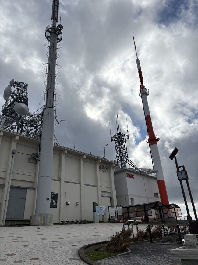 頂上にはHBCやNHKのマークがついた建物が。<br />