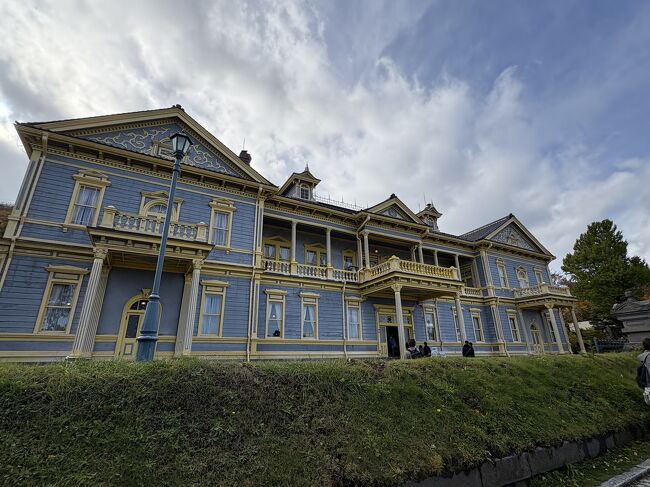 お次は旧函館区公会堂<br />コナンの映画で出てきたらしい<br />色合いがモダンでハイカラ<br />