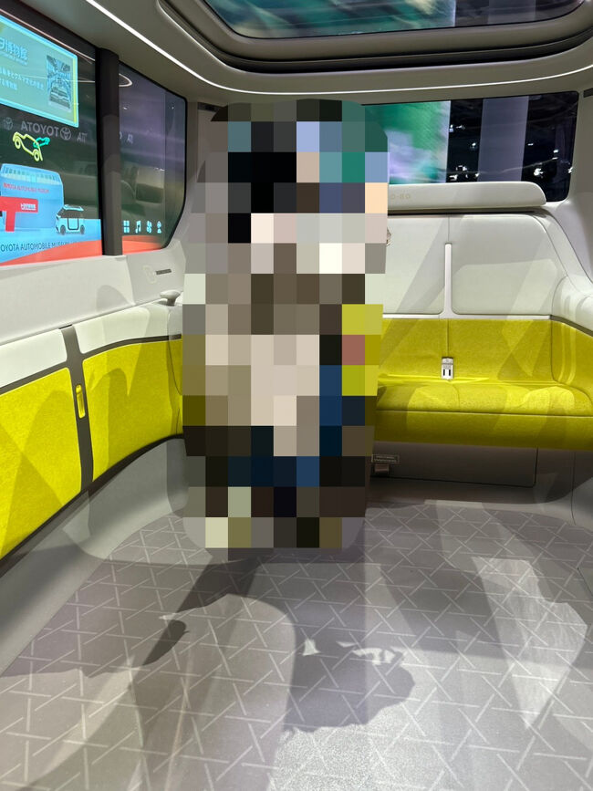 左右に座席があります。