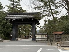 昨日の晴れたお天気とは打って変わって今日は極寒です('_')

ホテルから徒歩5分の所にある京都御所。
9：30から宮内庁職員による案内があるようなので参加することにします。