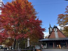 折角なので、紅葉を見ながら移動します。
見事な紅葉の聖パウロカトリック教会。
