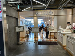 東急プラザ原宿「ハラカド」2F　カフェ「アンジェリーナ」
 雑誌専門の図書館「COVER」や、パリ発のカフェ、日本初上陸や原宿初のショップなど、個性的なお店が並びます。2階にあるカフェは、パリ発の老舗サロン・ド・テ「アンジェリーナ」です。