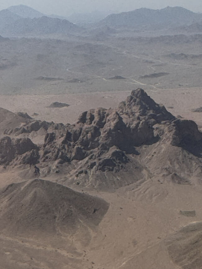 砂漠が見えてきました。<br />空港間違いした時、レンタカーも考えました。でもGoogle mapで6時間と出てても山を越えるならもっと時間はかかるだろうし。それに砂漠で車は走ってるのだろうか。何かあった時、言葉は通じるの？SOSは何処にするの？<br />南アフリカでもレンタカーの経験はあるけど  このシュチュエーションは怖いので止めました。