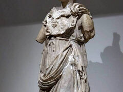 それから、ヴァンクリーフアーペルの宝石展に行こうかしたら、次の回まで入れないから今度に。今は、ブリガリ展もどこかでやってるみたい。それで、松岡美術館へ
こちらがすごすぎて行ってみてすごく良かったです。肩のこりがほぐれるようでパワーのあるミュージアム

ミネルバの像
彼女の領域は、音楽、詩歌、医学、知恵、商業、織物、工芸など多岐にわたります。
アテナとミネルバはおんなじ女神
ゼウスもいました。