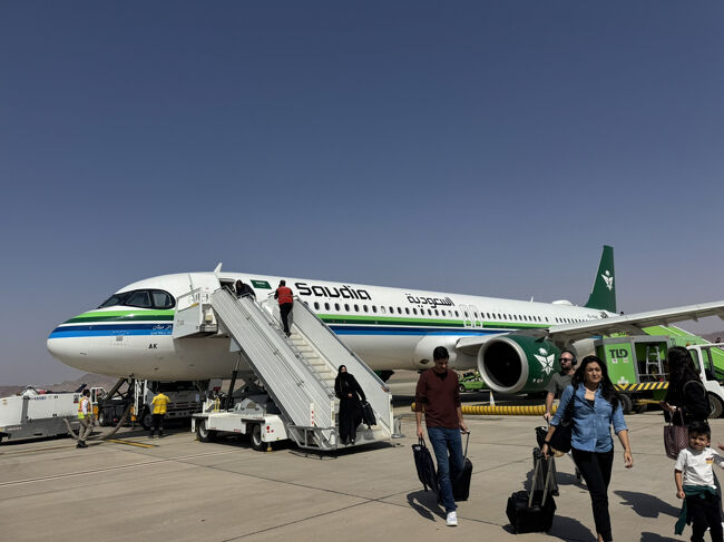 Al Ula International Airport <br />アルウラに到着<br />暑いけどジェッダよりマシかな。<br />ターミナルではなく沖止め<br />それもそのはず、小さな空港だしターミナルは工事中です。<br />