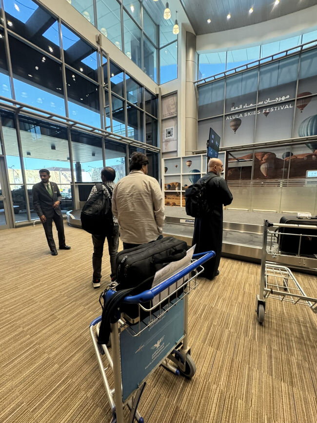 アルウラでもインドやパキスタンの方々を労働者として使ってるのか、空港の人員には事欠きません。トランクも直ぐに出てきました。<br />カタール航空が直接アルウラ空港に乗り入れてます。