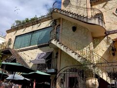 開店前から並んでいるので、入ってみたら素敵すぎ。外観もまるで、プッチーニのオペラのセットそのものなお店、素敵でした。

ラボエームは1830年頃のパリのカルチェラタンのcafe momusがテーマ
いかにもの外も中もラボエームでした。
https://features.opera.org.au/la-boheme-cheat-sheet/index.html