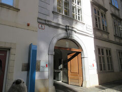 さて、本日最後の訪問地はモーツァルトハウス・ウィーン。

モーツァルトがウィーンで活躍していた際に住んでいた住居のうち現存する唯一のもので、オペラ「フィガロ」をここで書いたと言われています。
