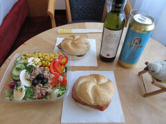 結局スーパーではサラダだけ購入し、メインは昨日も行ったLeberkase-pepiで再びレバーケーゼをゲット。

ゴエモン「相当気に入ったんだね。」

ワインはオーストリアで一般的なグリューナー・ヴェルトリーナー種の白ワイン。スッキリして食事に合わせやすそうなワインでした。

というわけでウィーン市内観光は終了。明日は電車に乗ってモーツァルトの故郷、ザルツブルクへ向かいます。