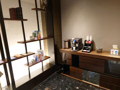 １１時頃エアライン イン カオシュン ステーションにチェックイン
少し期待しましたが、まだ部屋には入れずロビーの休憩所で飲み物を頂いて乗り物の時刻をチェック